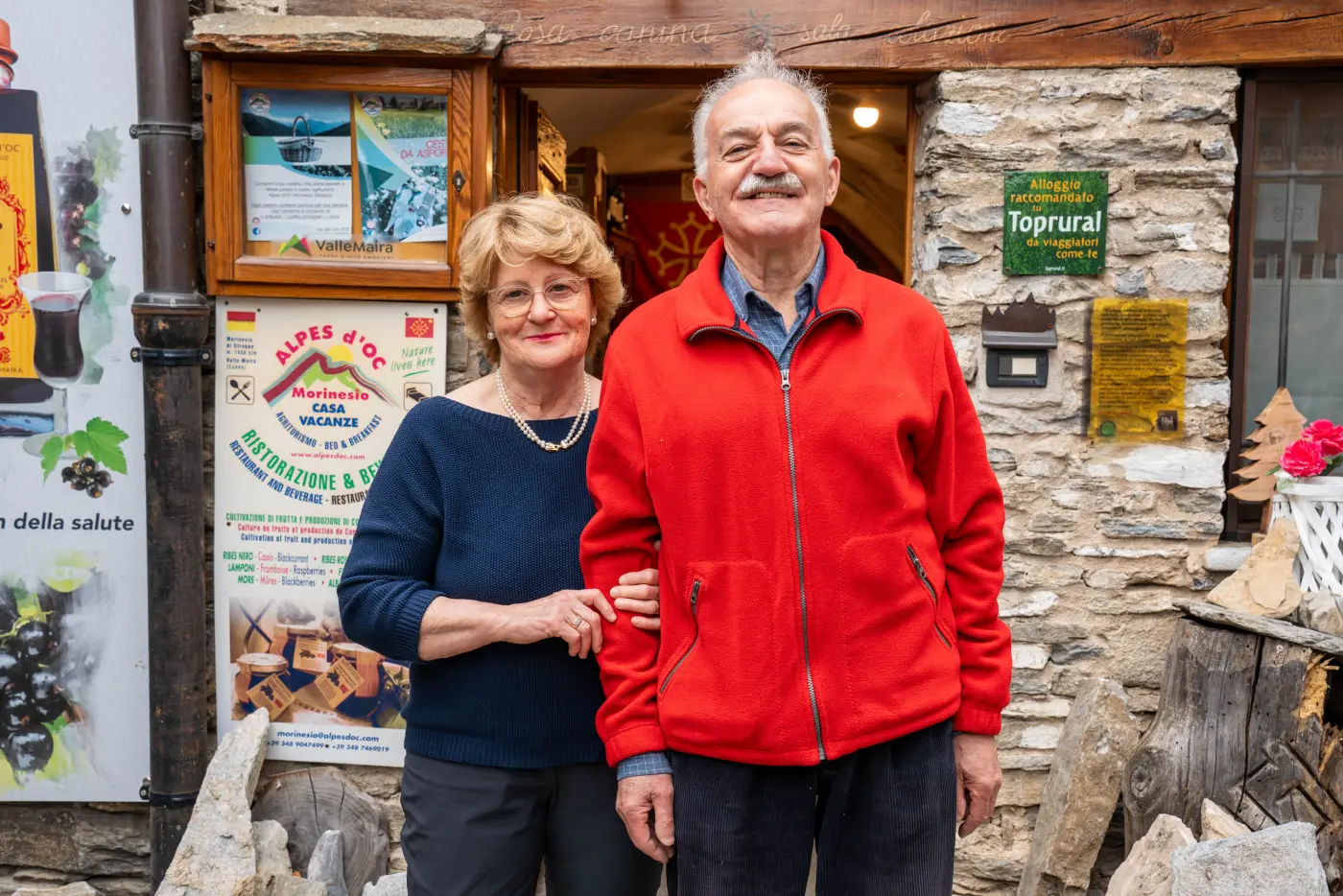 Paolo e Consolata davanti all'ingresso dell'agriturismo Alpes d'OC