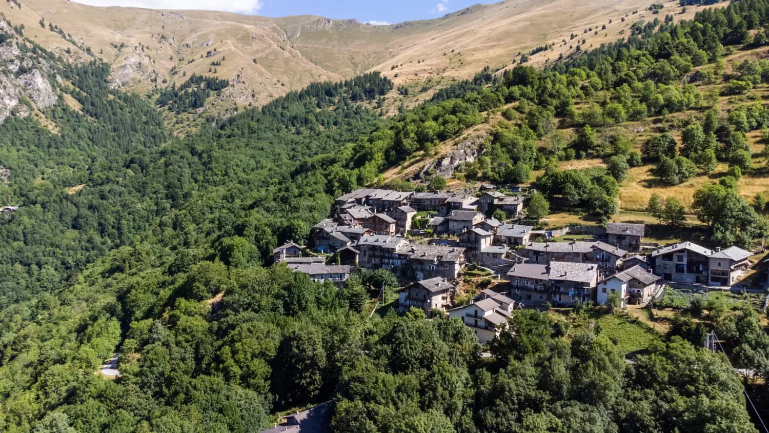 Morinesio visto dall'alto, il borgo in pietra circondato dai boschi della Valle Maira