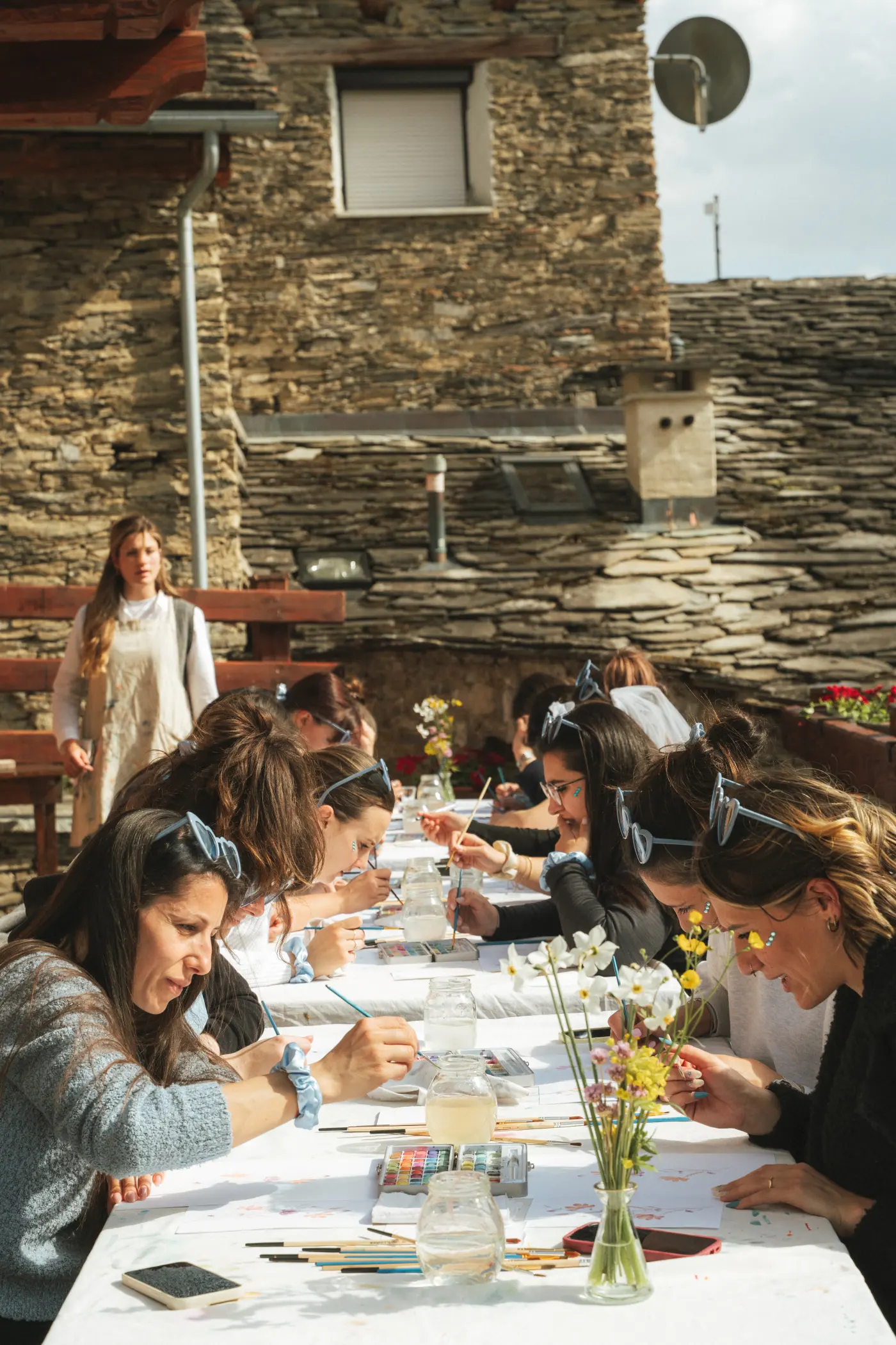 Laboratorio di acquerello sulla terrazza in pietra della borgata