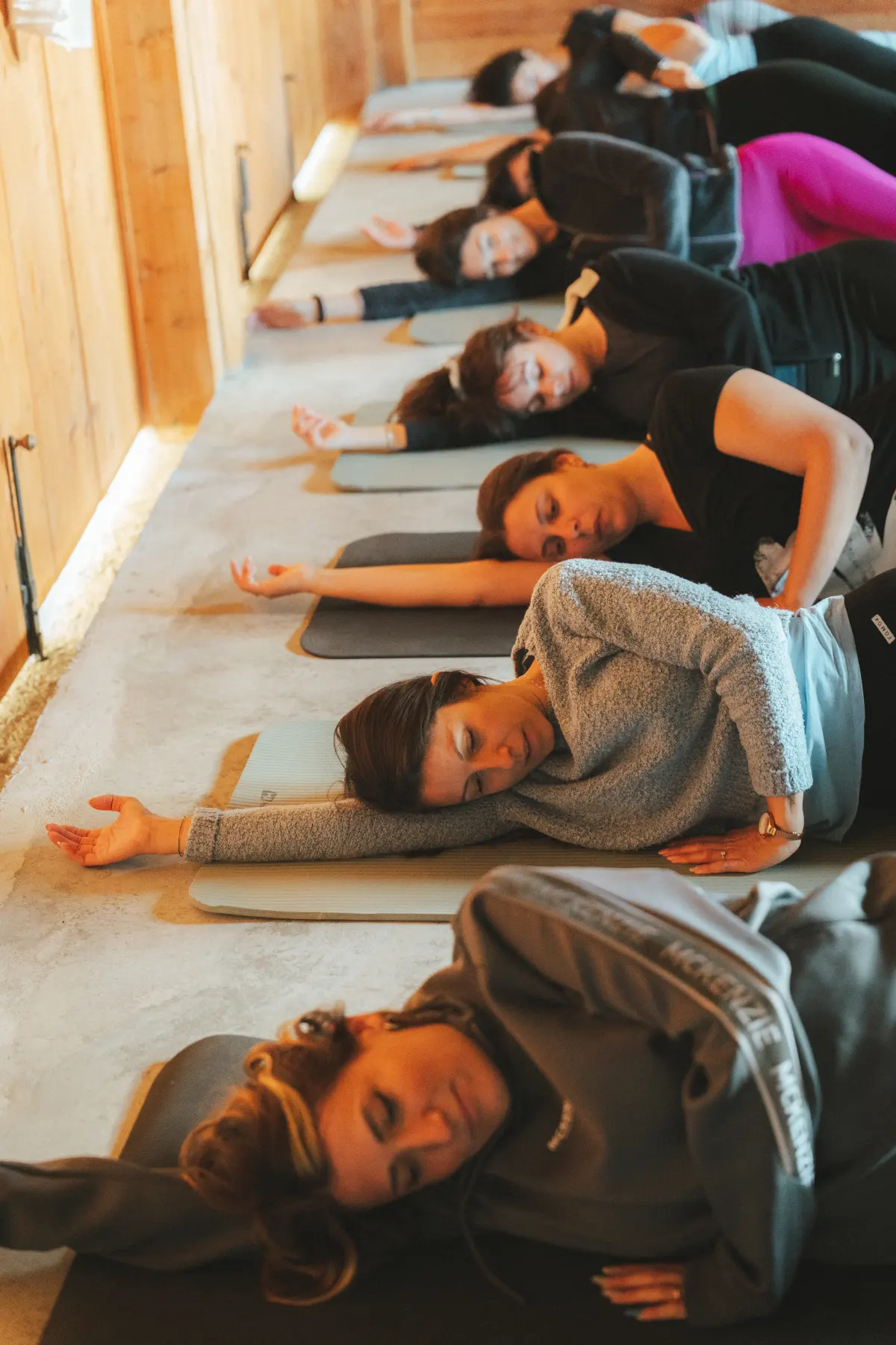 Lezione di pilates nella sala in legno