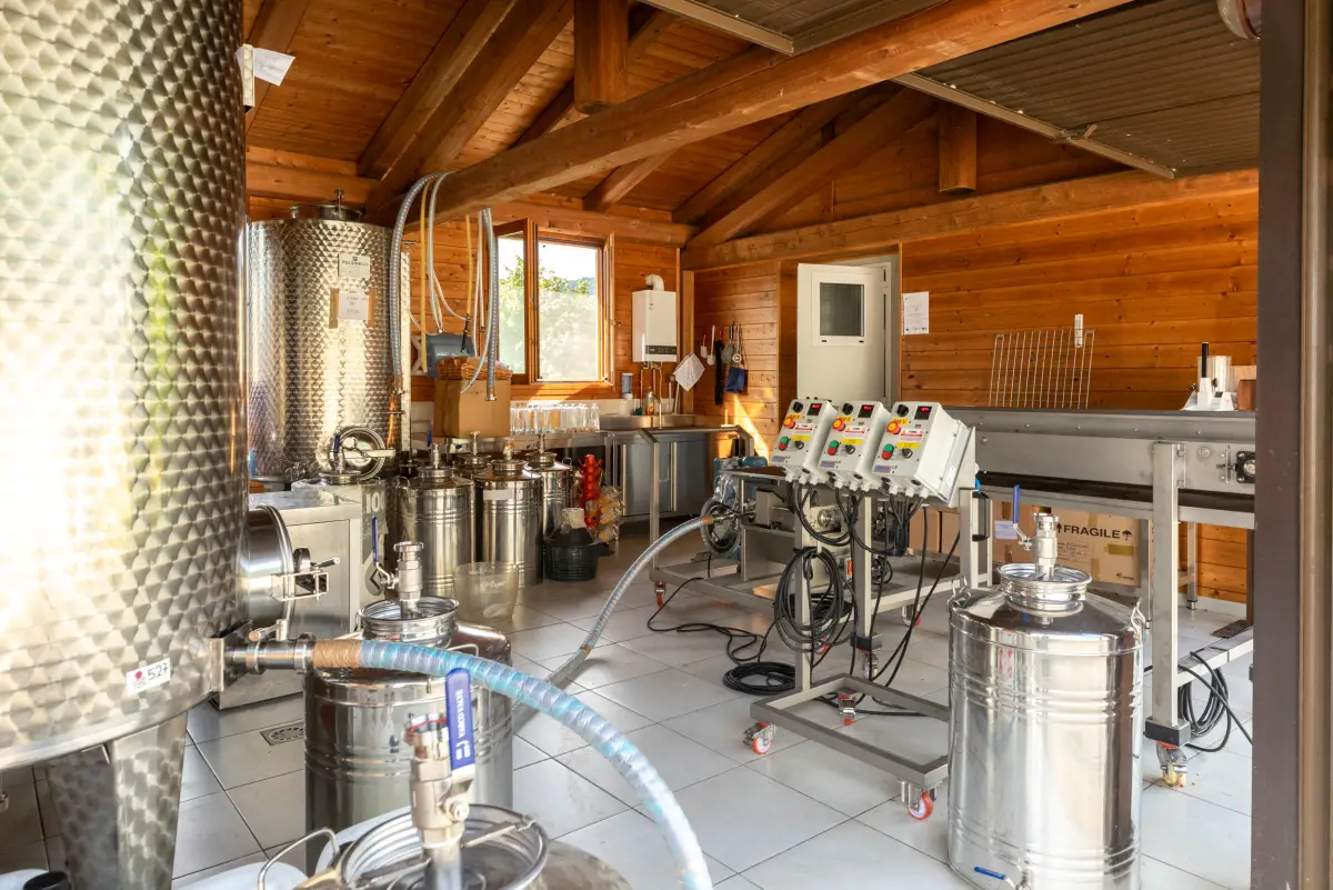 Il laboratorio di trasformazione artigianale con i serbatoi in acciaio