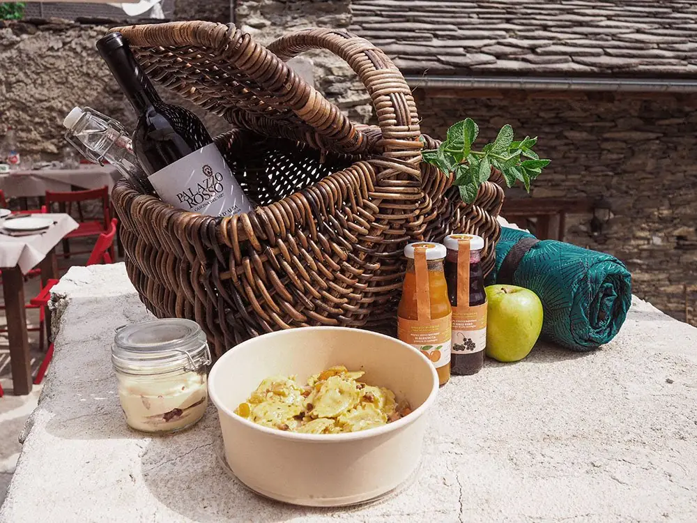 Cestini d'asporto con prodotti locali per picnic
